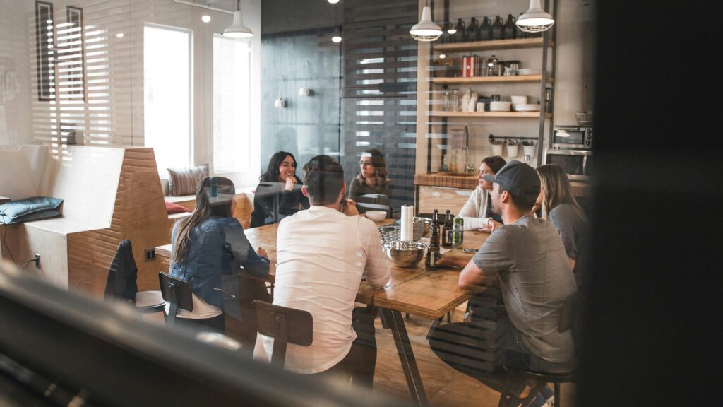 Équipe de travail en réunion au bureau